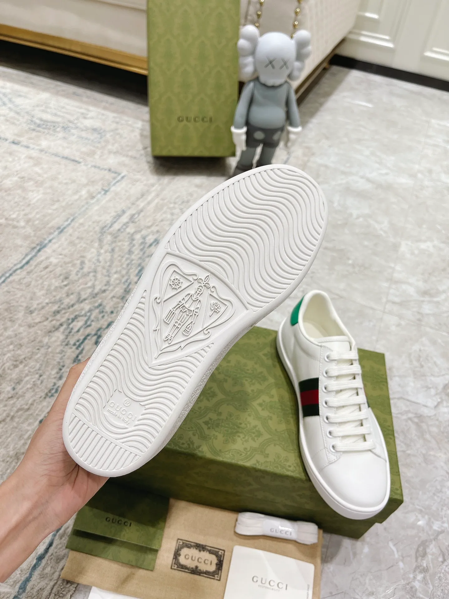 👟👟Ex-factory price 440👟👟 Women's shoe factory GUCCi's latest anti-counterfeiting line classic sports lace-up white shoes for couples ☝︎57 layouts of the whole series are shipped with high quality★ Color matching is being updated continuously... 🔥Look for our upgraded version quality, original mold opening ✔️Original last shape ✔ Everything is authentic from the inside out🥊 🍬Material: 🔸The upper is made of Italian cowhide imported from the original factory. The comfort and softness are higher than ordinary cowhide from domestic factories. ➕Full cowhide lining and foot pads. The lining adopts the same lasting method as the original. The midsole is also printed with double G and the insole is also original molded. 3D craftsmanship❗���Different from ordinary products in the market❗️➕The outsole adopts the original high-density one-to-one sole➕⚠️The snakeskin tail is consistent with the authentic color, and the real snakeskin is a small piece➕🗯The embroidered patches are also authentic. After disassembly, each color comparison is accurate before shipment‼ ️ Shoe size: Female 35-40 Male 39-44